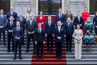 Hollanda'da yeni azınlık hükümeti yemin etti