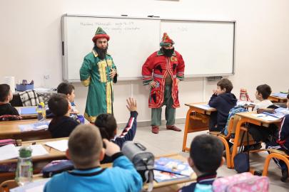 Öğrencilere Çat Kapı Tiyatro Sürprizi
