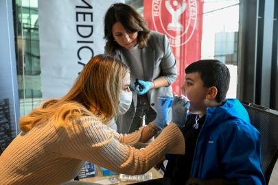 Bornova’da işitme engelli öğrencilere  diş taraması ve tarih yolculuğu