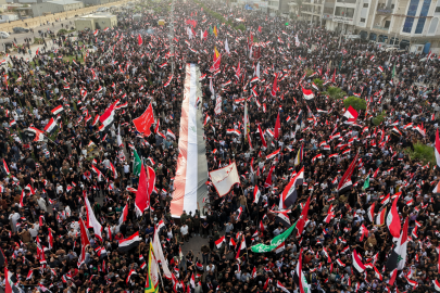 Bağdat'ta binlerce kişi İran'a destek için sokağa çıktı