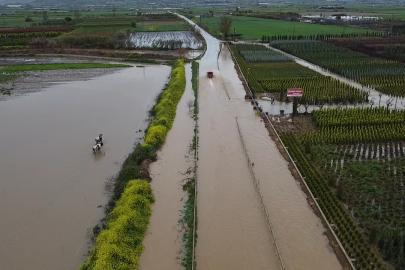 Kuvvetli sağanak sonrası göle döndü